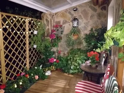 a room with a bunch of flowers and a table at Casa Jardín in Monforte de Lemos
