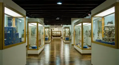 a hallway with many display windows in a museum at Casa Jardín in Monforte de Lemos