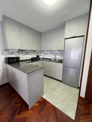 a kitchen with white cabinets and a counter top at Apartamento a 5 minutos del casco histórico in Viveiro