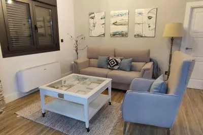 a living room with a couch and a coffee table at Precioso Apartamento 2 Hab. con Bañera Hidromasaje in O Barco de Valdeorras