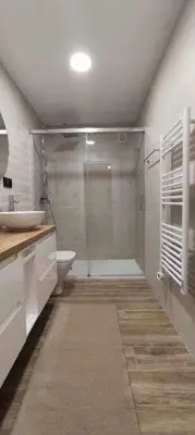 a bathroom with a shower and a toilet and a sink at Precioso Apartamento 2 Hab. con Bañera Hidromasaje in O Barco de Valdeorras