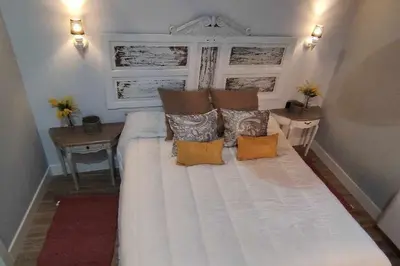 a large white bed with pillows in a room at Precioso Apartamento 2 Hab. con Bañera Hidromasaje in O Barco de Valdeorras