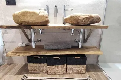 two large rocks on a shelf in a bathroom at Precioso Apartamento 2 Hab. con Bañera Hidromasaje in O Barco de Valdeorras