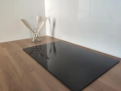 a black table with a vase on top of it at A Casiña do Camiño in Baamonde