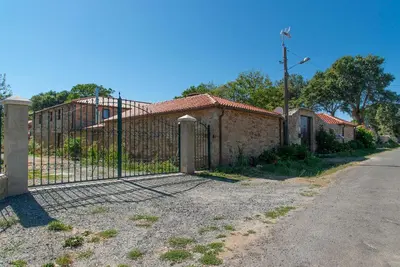 an iron fence in front of a building at CASA DO LEAL SILVER WAY in Silleda