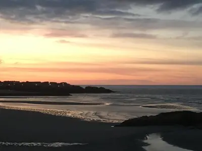 a sunset over a beach with the ocean at Apartamento con hermosas vistas a la playa del Altar in Sieiro