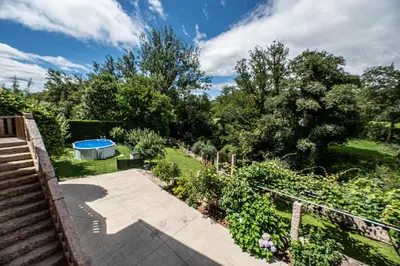 a garden with a fence and a pathway at Exclusiva Casa Rural Mariano con acceso directo al rio in Baralla