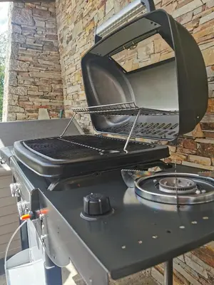 a grill sitting on top of a table at Exclusiva Casa Rural Mariano con acceso directo al rio in Baralla