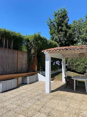 a gazebo and a bench and a table at Agradable chalet rústico in Cambre