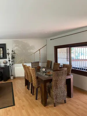 a dining room with a table and chairs at Agradable chalet rústico in Cambre