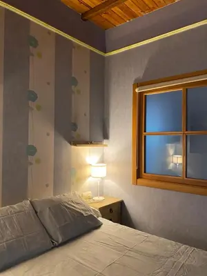 a bedroom with a bed and a window at Agradable chalet rústico in Cambre