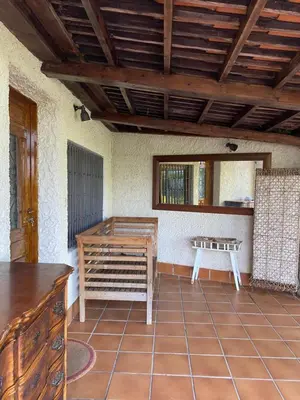 a room with a table and a bench in it at Agradable chalet rústico in Cambre