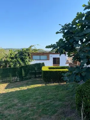a view of a house from the yard at Casita rústica in Cambre