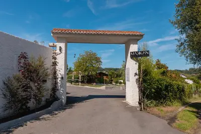 an entrance to a road with an archway at Makkan Club in Oleiros