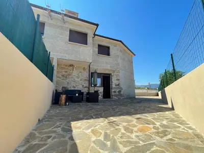 a stone building with a stone walkway next to a building at Casa Os Chocolateiros in Ourense
