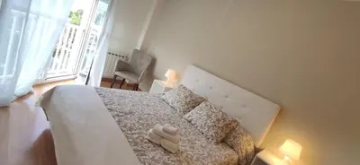 a bedroom with a bed with two towels on it at La morada del Museo in Ponferrada