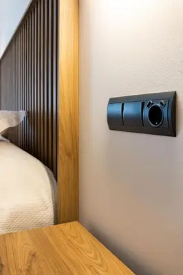 a speaker on a wall next to a bed at Viña Femita in Villafranca del Bierzo