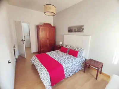 a bedroom with a bed with a red and white blanket at Quiroga centro paradise in Quiroga