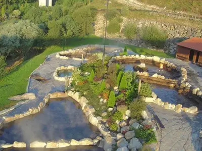 an aerial view of a pool of water in a garden at Casita del Río Ourense in Ourense