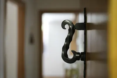 a close up of a black door handle on a door at Vivienda Uso Turístico As Quintas in Suarbol