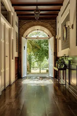 a hallway with an archway and a table and a door at Casa Grande de Láncara in Lugo