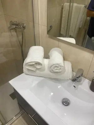 a bathroom with a sink with towels on it at Apartamento Centrico y Tranquilo El Rinconcito in Ourense