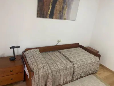 a bedroom with a bed and a lamp on a dresser at Apartamento Centrico y Tranquilo El Rinconcito in Ourense