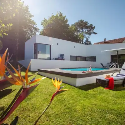 Villa con piscina y jardín