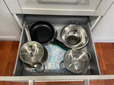 three pots and pans sitting in a drawer at Casa de Fernando in Tríacastela