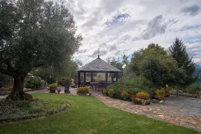 a garden with a gazebo and flowers in a yard at Casa Gelito in Espinareda de Vega