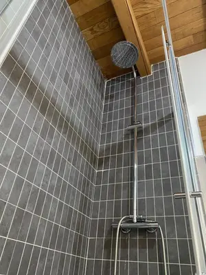 a bathroom with a tile wall with a shower at Casa de la abuela Elisa - Ribeira Sacra - Cañones del Sil - Caurel in Quiroga