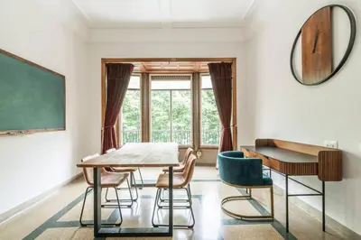 a dining room with a table and chairs and a mirror at Casa Bogart Apto 5 dormitorios in Ourense