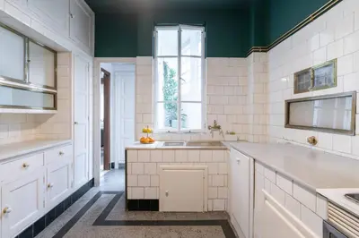 a kitchen with a sink and a window at Casa Bogart Apto 5 dormitorios in Ourense
