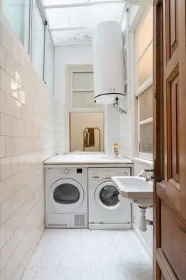 a bathroom with a washing machine and a sink at Casa Bogart Apto 5 dormitorios in Ourense