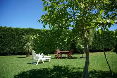 a garden with a table and chairs in the grass at Casa Gayol in El Franco