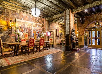 a room with a table and chairs and a statue at Hotel Temple Ponferrada in Ponferrada