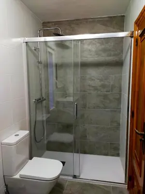 a bathroom with a glass shower with a toilet at Apartamento en el casco antiguo de Ponferrada in Ponferrada