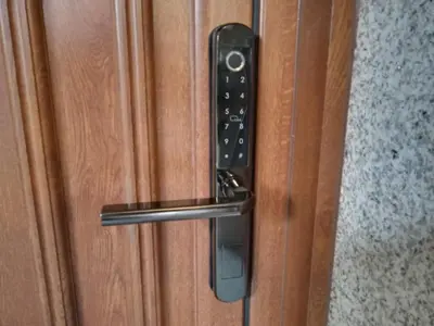 a black door handle on a wooden door at PENSIÓN RÚSTICA SANTA MARIÑA DA PONTE in Santa Marina del Puente