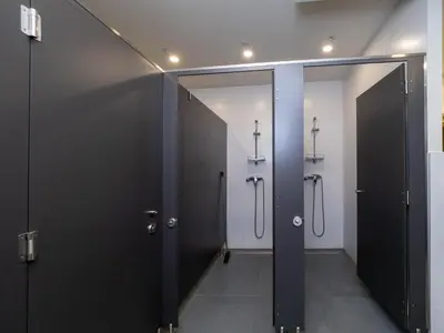 a bathroom with black doors and a corridor at LUMEN ALBERGUE in Mondoñedo
