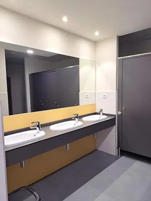 a bathroom with two sinks and a large mirror at LUMEN ALBERGUE in Mondoñedo