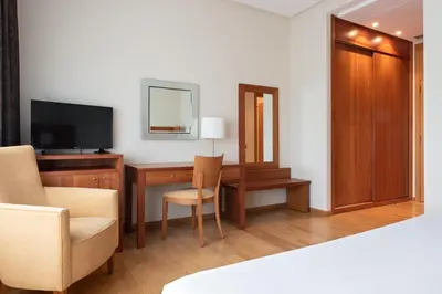 a room with a desk and a television and a chair at Exe Vía Argentum in Silleda