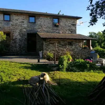 Casa de piedra en pequeña aldea de Ortigueira
