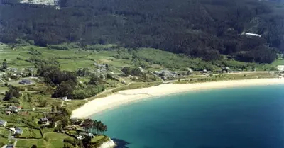 an aerial view of a beach and the ocean at Apartamento Piscina 1G by Urraca Suites Viveiro in Viveiro