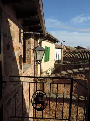 a street light on the side of a building at El Rincón Maragato in Castrillo De Los Polvazares