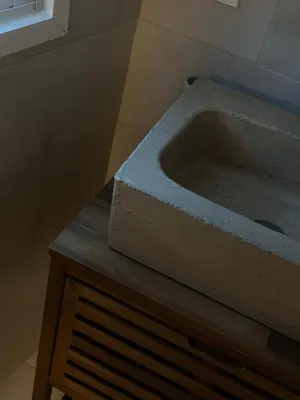 a stone bath tub sitting on top of a wooden table at Amodiño do Camiño in Belesar