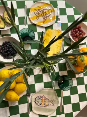 a table with a green and white checkered table cloth at Amodiño do Camiño in Belesar