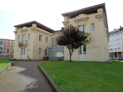 a large building with a tree in front of it at Hotel Villa De Betanzos in Betanzos