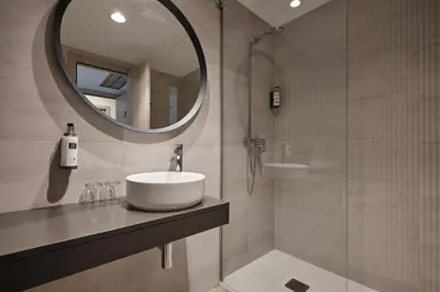 a bathroom with a sink and a mirror at Hotel Pombal Rooms in Santiago de Compostela