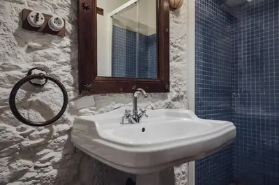 a bathroom with a sink and a mirror at Houmi A Ponte in Boimorto