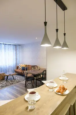 a kitchen and living room with a table and chairs at Zafiro Flat by Serendipia Turismo in Santiago de Compostela
